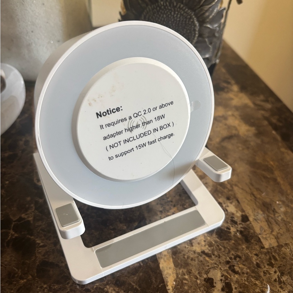 USB-C White Wireless Fast-Charging Stand